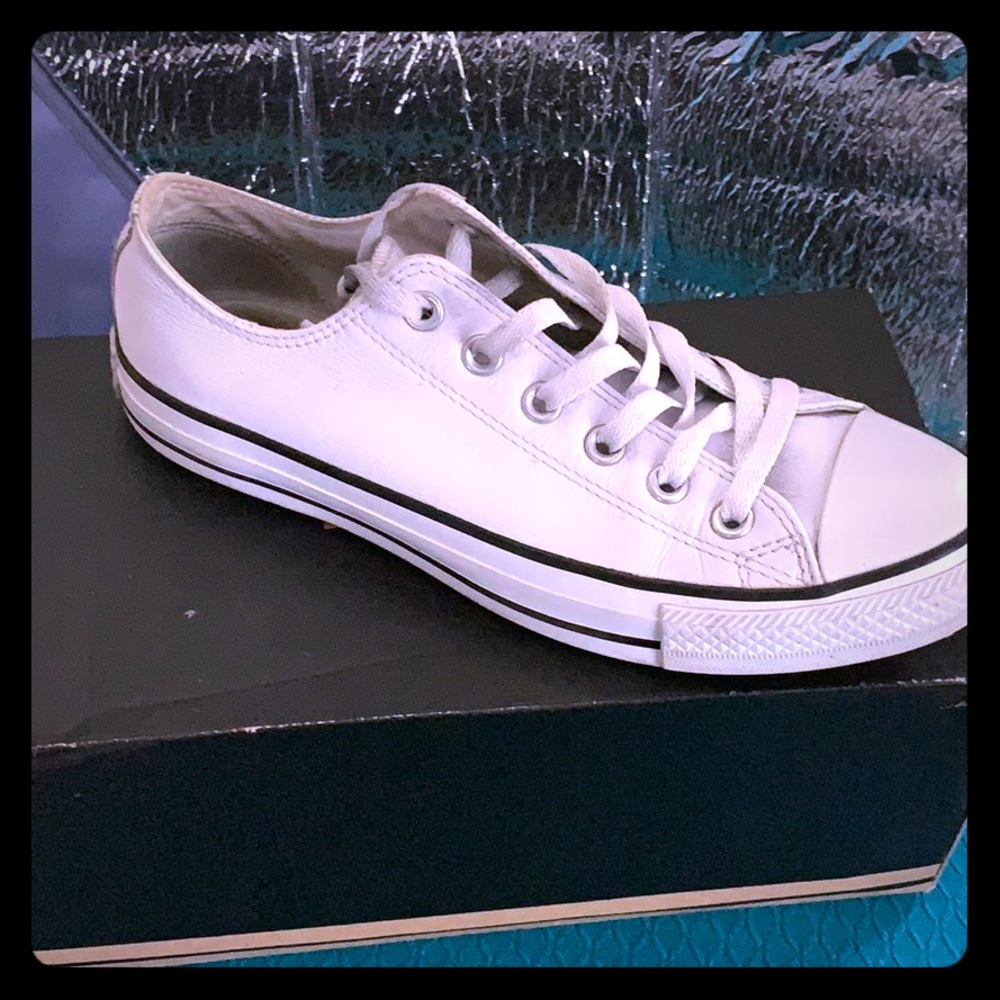 Converse women’s sz 8/ men’s sz 6 white sneaker